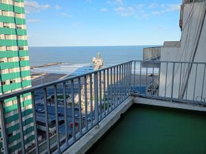 マル・デル・プラタにあるGran Hotel Rivoliの海の景色を望む建物のバルコニー