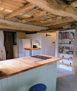 eine Küche mit einer hölzernen Arbeitsplatte in einem Zimmer in der Unterkunft The Roundhouse, beautiful barn in North Cornwall in North Petherwin