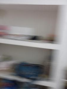 ein verschwommenes Bild von Gegenständen in einem Regal in der Unterkunft Aadha vatika in Deoghar