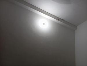 eine Lampe an einer Wand in einem Zimmer in der Unterkunft Aadha vatika in Deoghar