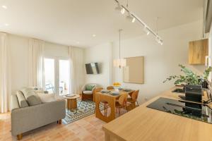 salon z kanapą i stołem w obiekcie ISG Apartments Esencia de Triana w Sewilli