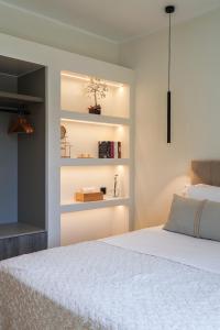 Ένα ή περισσότερα κρεβάτια σε δωμάτιο στο Apademia Skyros Luxury Apartment