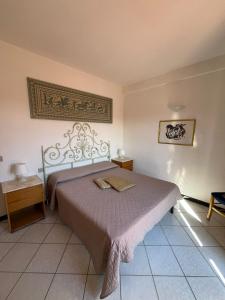 een slaapkamer met een bed in een kamer bij Le Canne - Appartamento "Luna" in San Teodoro