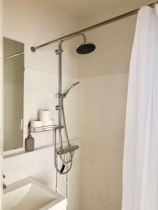 un baño con ducha con lavabo en Cozy 2-Bedroom apt, en Bronshoj 1 foto más