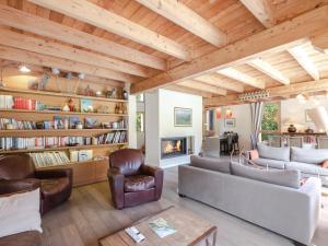 夏蒙尼-勃朗峰Chalet contemporain aux Houches, près des pistes, 6 chambres, WiFi, jardin, grille-pain - FR-1-343-179的客厅设有木制天花板和壁炉