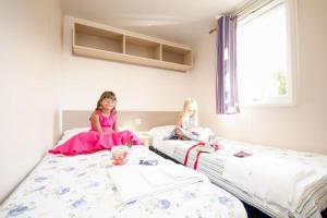 Giường trong phòng chung tại Ferienpark Cesenatico Mobilehome Riviera für 6 Personen +13 ảnh