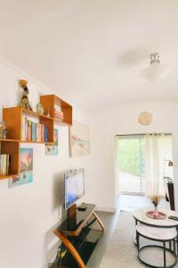 a living room with a computer and a table at Résidence Tourine cosy en plein centre ville d'Akwa in Douala
