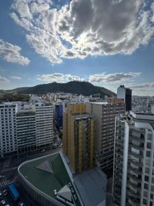 a view of a city with buildings and a cloudy sky at Apartamento lindo diamond 915 independência in Juiz de Fora