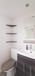 a bathroom with a toilet and a sink at Naphtase - MH334S - Pins Calmes - Ménage inclus in Saint-Jean-de-Monts