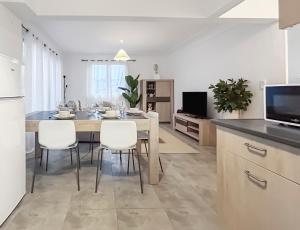 TV/trung tâm giải trí tại Appartement Avec Balcon & Jardin