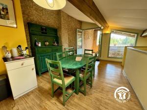 Villerouge-TermenèsにあるLa marelleのキッチン(緑のテーブル、椅子付)