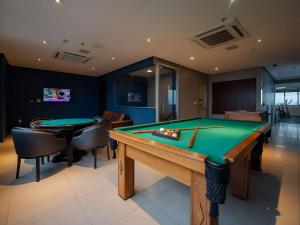a billiard room with a pool table and chairs at Ed. Connext Loft (ref. Hotel Mercure Boulevard) in Curro Velho