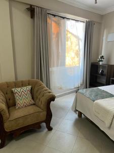 ディアニ・ビーチにあるSunQuine Studioのベッドルーム(ソファ、ベッド、窓付)