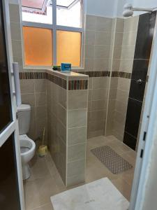 ディアニ・ビーチにあるSunQuine Studioのシャワーとトイレ付きのバスルーム +3枚の写真
