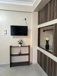 ディアニ・ビーチにあるSunQuine Studioの壁に薄型テレビが取り付けられたリビングルーム