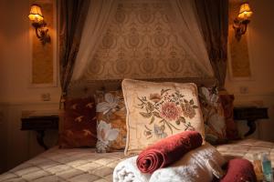 a bed with two pillows on top of it at Au Petit Chateau les Bains in Morvan in Saint-Honoré-les-Bains