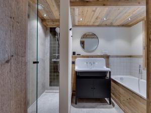 Koupelna v ubytování Appartement de charme pour 8 personnes avec parking et WIFI près des pistes - FR-1-690-15