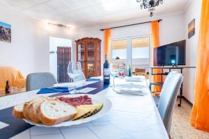 Televisyen dan/atau pusat hiburan di Casa Sorpresa con piscina privada y WiFi cerca centro de Vinaròs