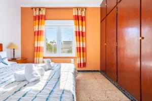 Katil atau katil-katil dalam bilik di Casa Sorpresa con piscina privada y WiFi cerca centro de Vinaròs +13 gambar