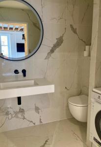 Koupelna v ubytování Comfortable studio Place des Vosges - Marais