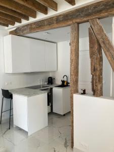 Kuchyň nebo kuchyňský kout v ubytování Comfortable studio Place des Vosges - Marais