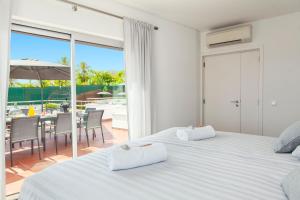 2 bedden in een slaapkamer met uitzicht op een patio bij Villa Santa Rosa by Algarve Vacation in Armação de Pêra +52 foto's