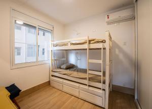 una camera con letto a castello e finestra di SHB - Pé na Areia em Santos: Sol, Mar e Netflix a Santos