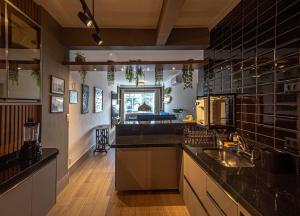 una cucina con un lavello e un piano di lavoro di SHB - Pé na Areia em Santos: Sol, Mar e Netflix a Santos