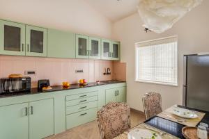 Dapur atau dapur kecil di Marbella 2BHK at Regal Park with Pool