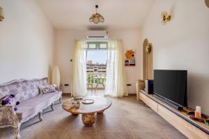 Televisyen dan/atau pusat hiburan di Marbella 2BHK at Regal Park with Pool