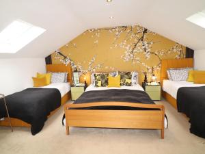 zwei Betten in einem Zimmer mit gelben Wänden in der Unterkunft Glebe Farm 4Br Sleeps 11 Hot Tub Pet Friendly in Sudbrooke + 25 Fotos