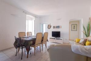 a living room with a table and a couch at Alla Casa - Appt pour 6 avec terrasse in Aregno