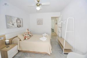 una pequeña habitación con una cama y una escalera en Alcazaba Del Mar parking next to the beach, en La Herradura 16 fotos más