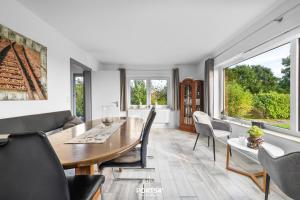Un comedor con mesa y sillas en Haus Storjohann Dagebüll, en Dagebüll 32 fotos más