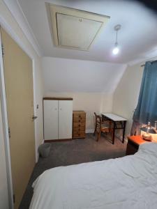Ένα ή περισσότερα κρεβάτια σε δωμάτιο στο Colchester Comfortable room y4