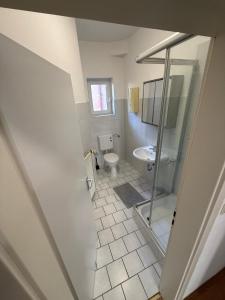 Un baño con ducha, inodoro y lavabo. en TwinCity Apart located between Cologne and Dusseldorf, en Leverkusen