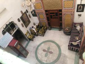 an overhead view of a living room with a room with at Backpackers Riad in Fès