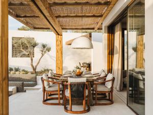 a dining room with a table and chairs at Serendi Villas in San Antonio