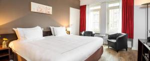 Кровать или кровати в номере Swissôtel Amsterdam +94 фотографии