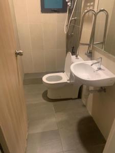 Koupelna v ubytování Cozy Stay at Legasi 5 min Walking distance to KLCC 2 + 4 fotografie