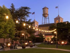 ソノマにあるFairmont Sonoma Mission Inn & Spaの夜にライトが点灯する給水塔のある建物