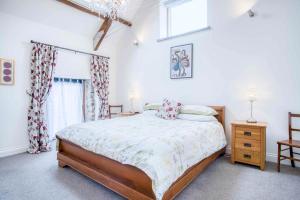 En eller flere senge i et værelse på West Barn - 2 Bedroom Cottage - Llandeilo