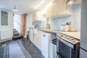 Køkken eller tekøkken på West Barn - 2 Bedroom Cottage - Llandeilo