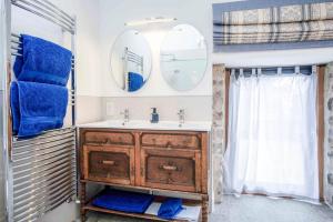 Et badeværelse på West Barn - 2 Bedroom Cottage - Llandeilo + 62 billeder