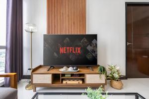 TV a/nebo společenská místnost v ubytování Furnished 2BR Top Floor Condo Minutes to Beach with Amazing Sea View, Netflix, WiFi and Pool Access