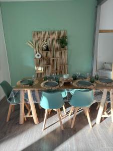 a dining room table with chairs and a tableasteryasteryasteryasteryasteryasteryastery at Villa Fleur de Tiaré in Saint-Paul +6 photos
