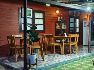 a dining room with a table and chairs at La Atta Kaeng Krachan in Phetchaburi