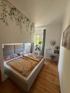 a bedroom with a large bed in a room at Viki54 FeWo04 "hereinspaziert", Monteurs- und Ferienwohnung in Velten