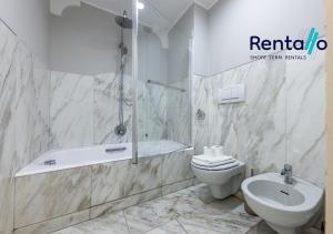 a bathroom with a toilet and a shower and a sink at Duomo Delight Suite - 200 meters from the Duomo in Milan