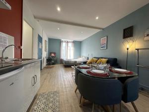 a kitchen and a living room with a dining table at C Oslo - Appartement spacieux proche centre-ville in Charleville-Mézières